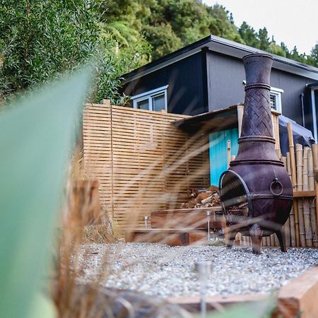 Kaitake Kabana - Unique, Off-Grid, Studio Retreat Oakura ภายนอก รูปภาพ