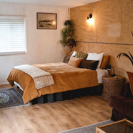 Kaitake Kabana - Unique, Off-Grid, Studio Retreat Oakura ภายนอก รูปภาพ