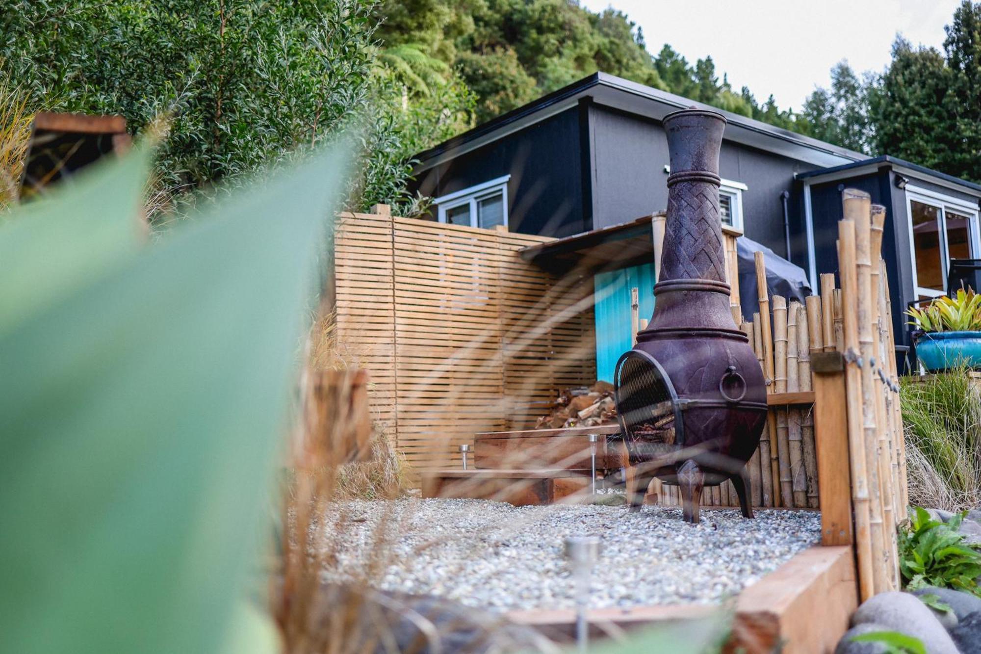 Kaitake Kabana - Unique, Off-Grid, Studio Retreat Oakura ภายนอก รูปภาพ