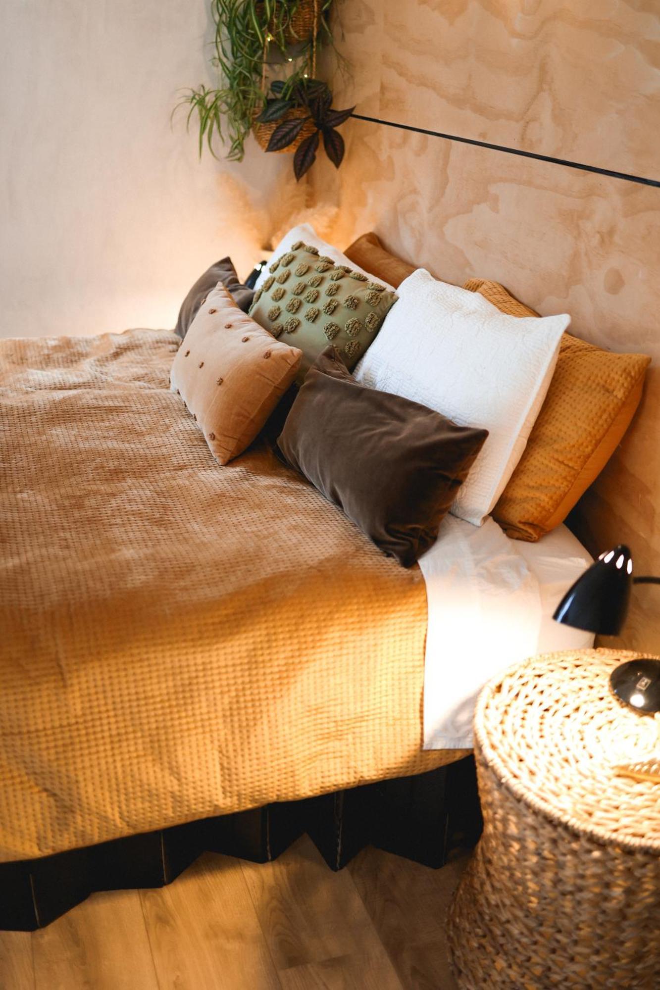 Kaitake Kabana - Unique, Off-Grid, Studio Retreat Oakura ภายนอก รูปภาพ