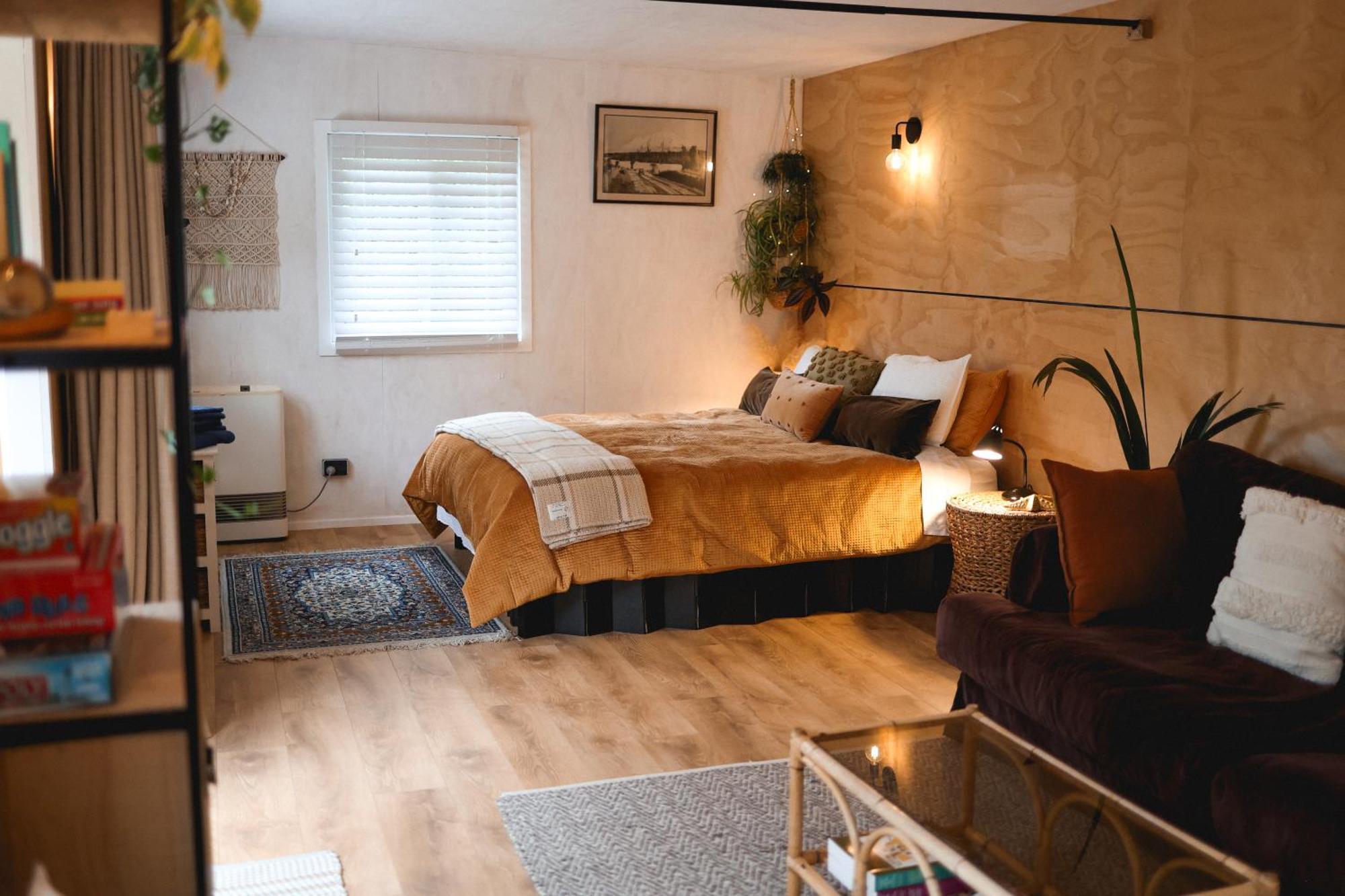 Kaitake Kabana - Unique, Off-Grid, Studio Retreat Oakura ภายนอก รูปภาพ