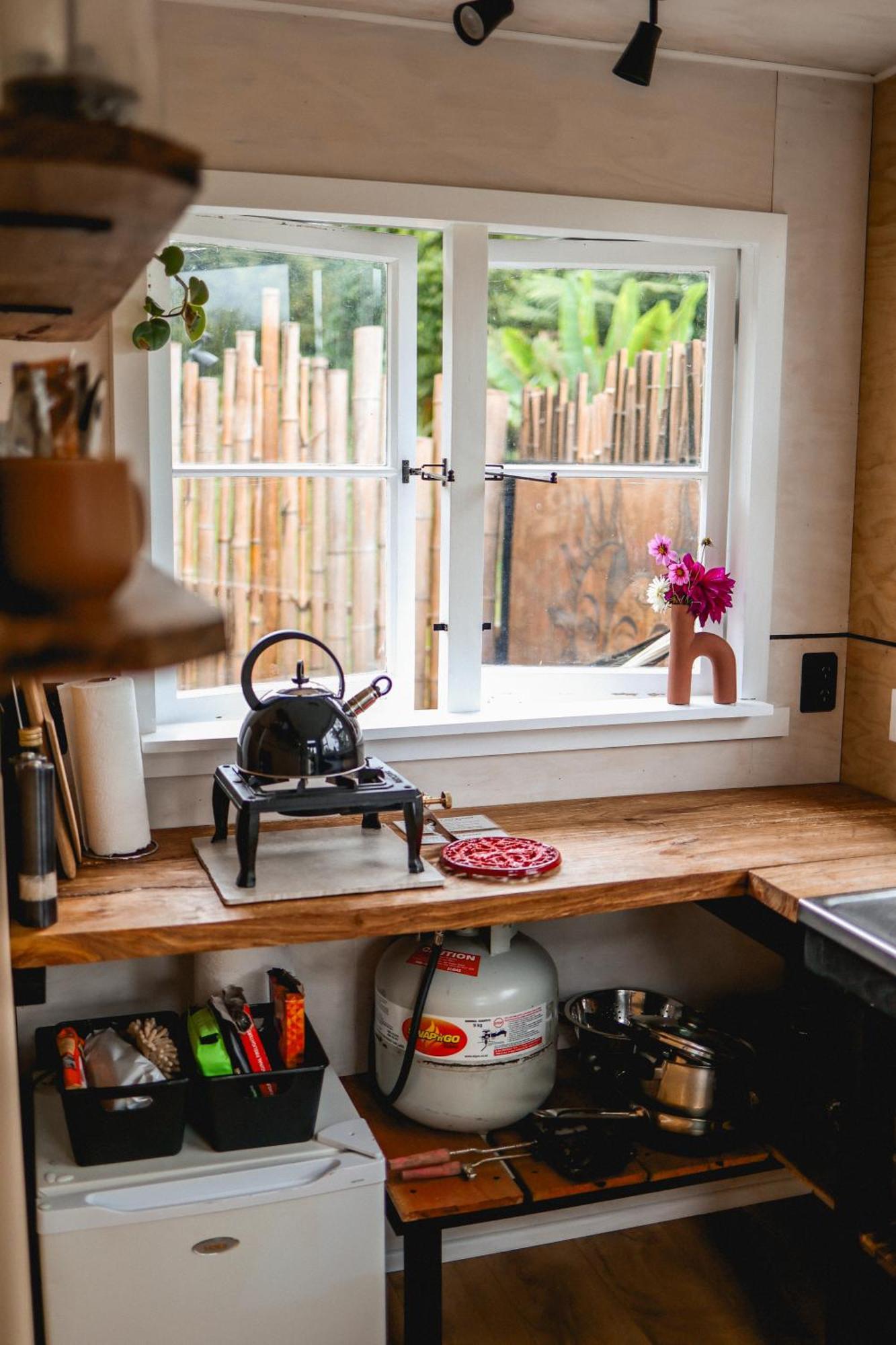 Kaitake Kabana - Unique, Off-Grid, Studio Retreat Oakura ภายนอก รูปภาพ