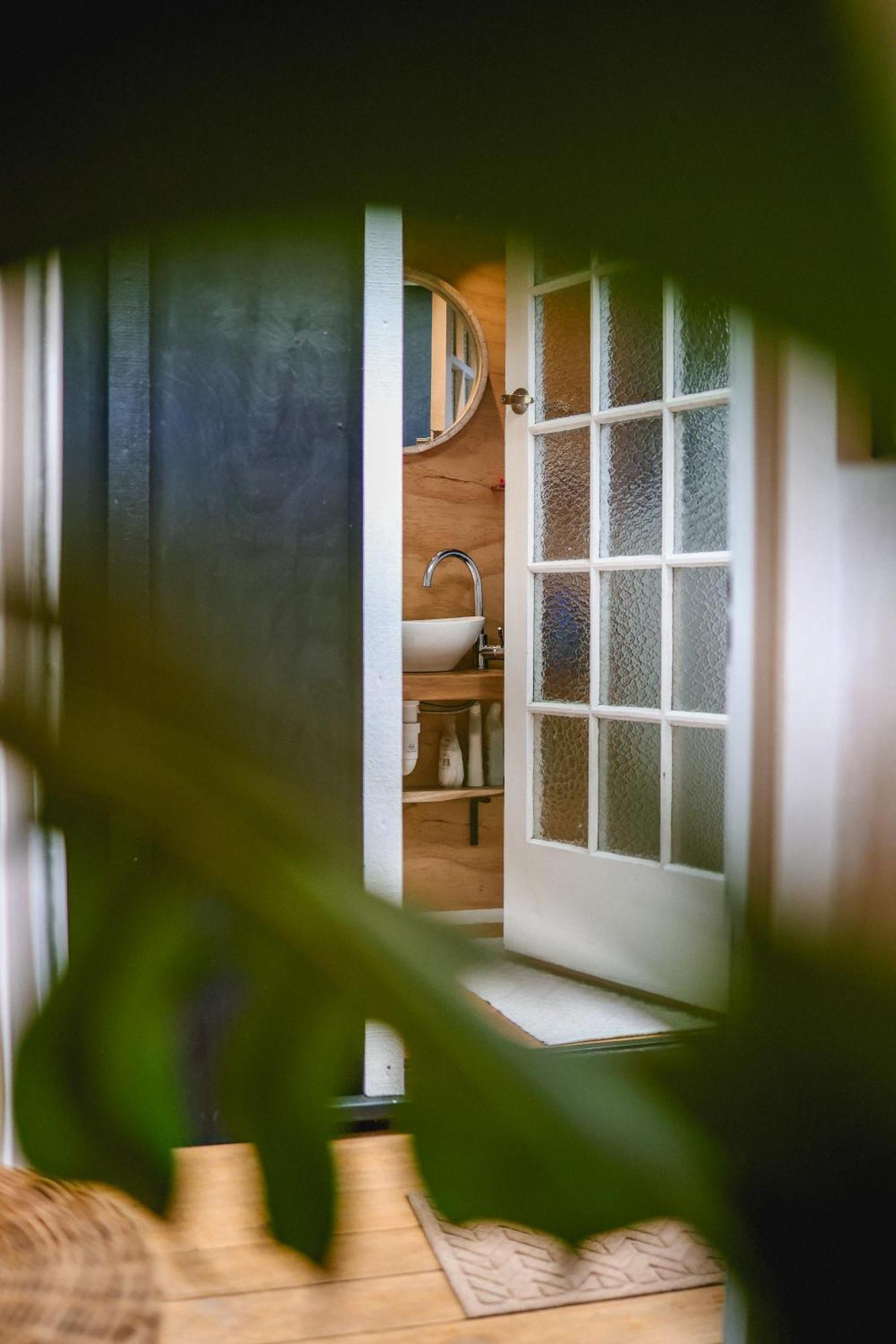 Kaitake Kabana - Unique, Off-Grid, Studio Retreat Oakura ภายนอก รูปภาพ