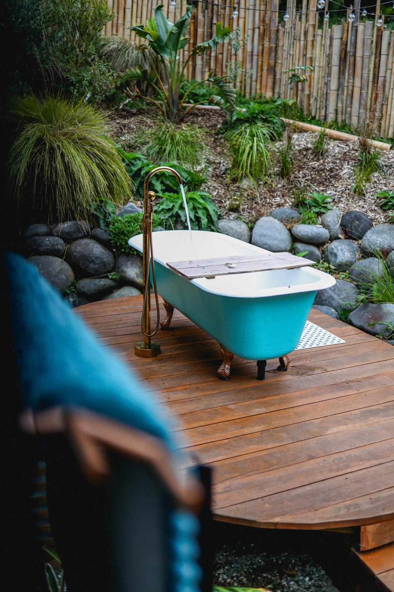 Kaitake Kabana - Unique, Off-Grid, Studio Retreat Oakura ภายนอก รูปภาพ