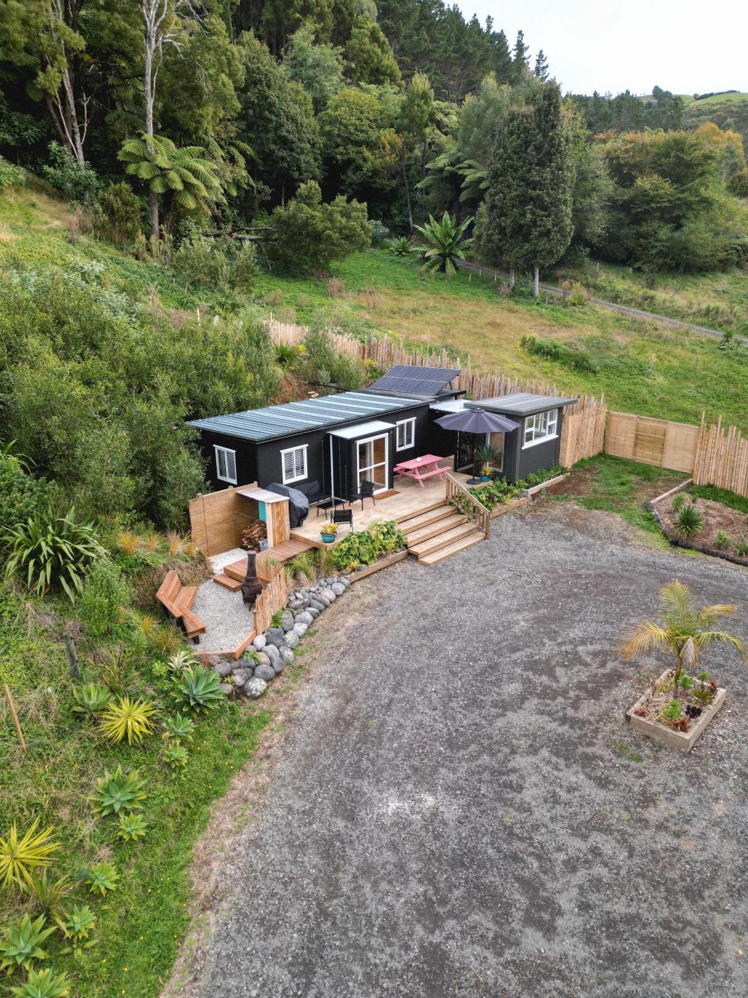 Kaitake Kabana - Unique, Off-Grid, Studio Retreat Oakura ภายนอก รูปภาพ