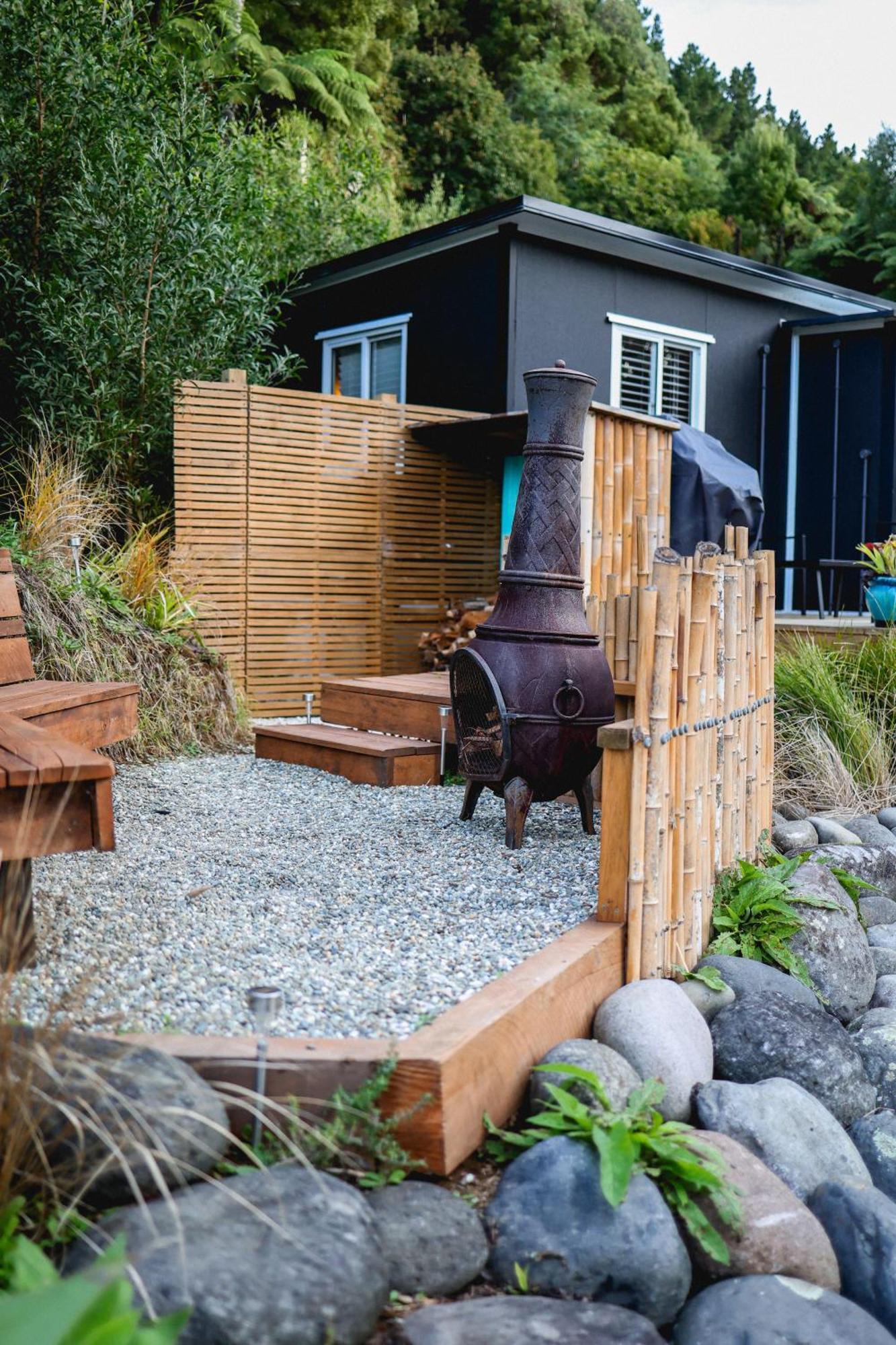 Kaitake Kabana - Unique, Off-Grid, Studio Retreat Oakura ภายนอก รูปภาพ