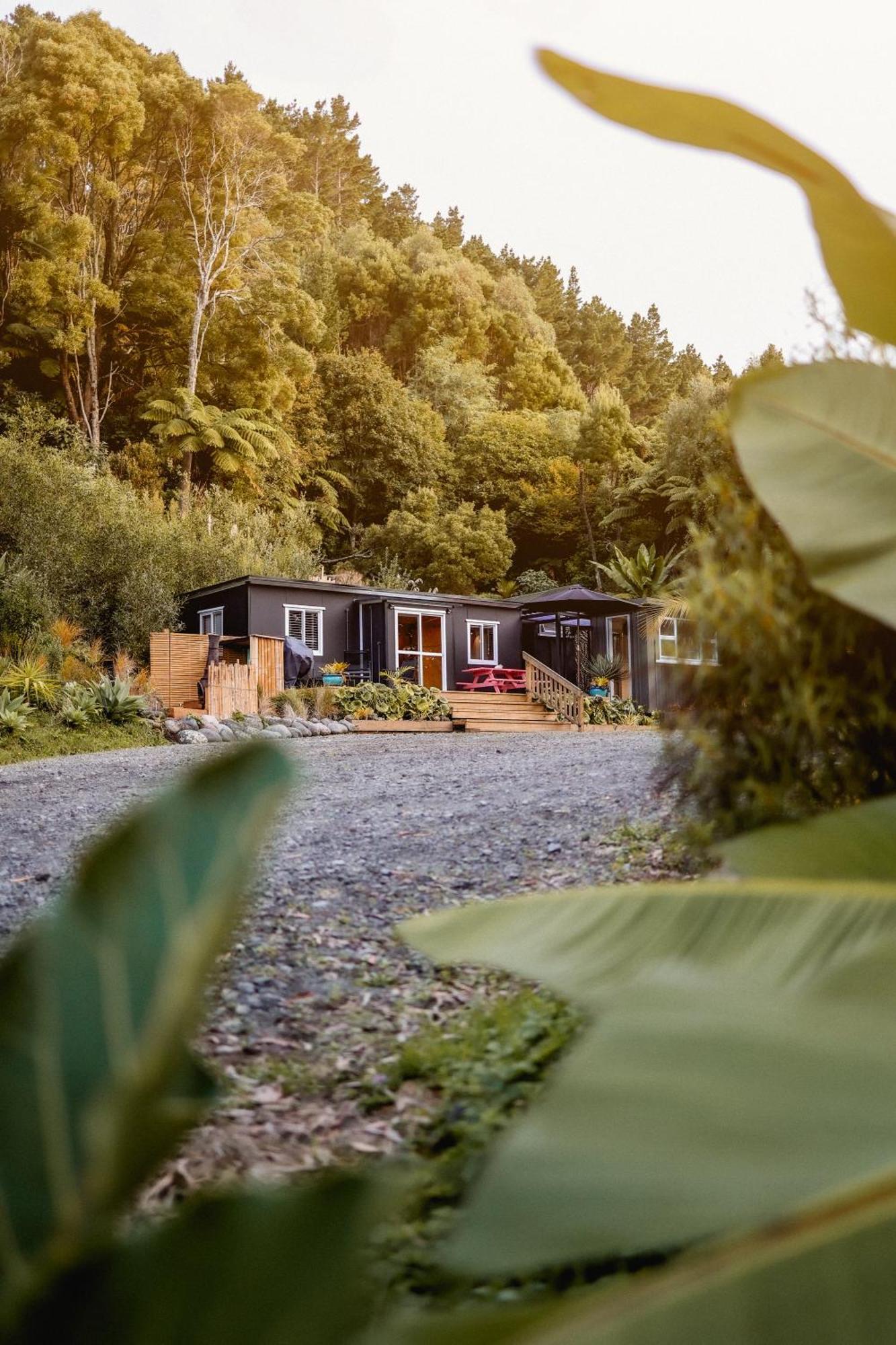 Kaitake Kabana - Unique, Off-Grid, Studio Retreat Oakura ภายนอก รูปภาพ